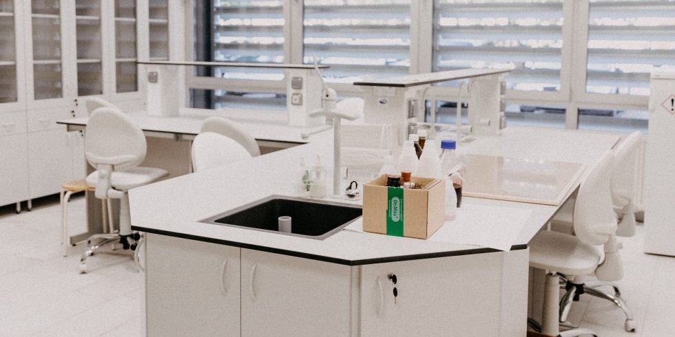 Moderne Laborumgebung mit weißen Arbeitsflächen und Laborausrüstung.