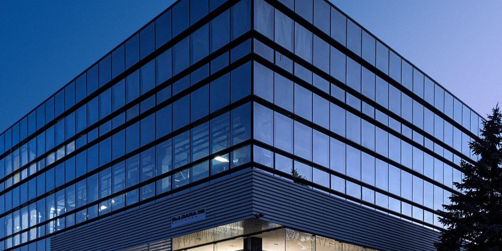 Modernes Gebäude mit großen Fenstern und einem klaren, strukturierten Design.