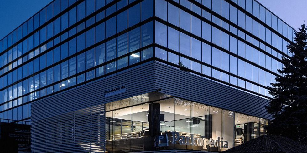 Stadtansicht mit modernen Gebäuden, Grünanlagen und Wasseransichten.